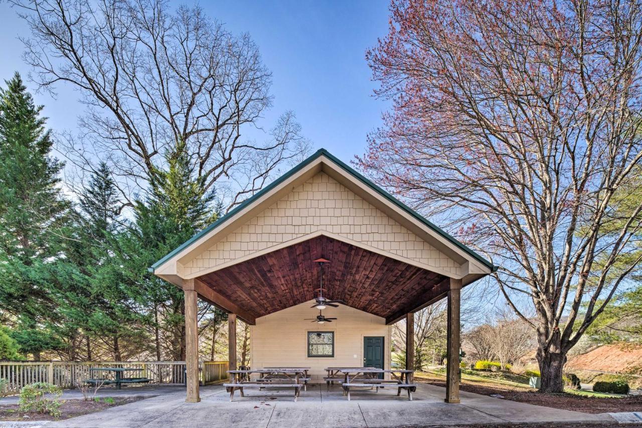 Lake Lure Studio With Private Balcony And Pool Access! Extérieur photo
